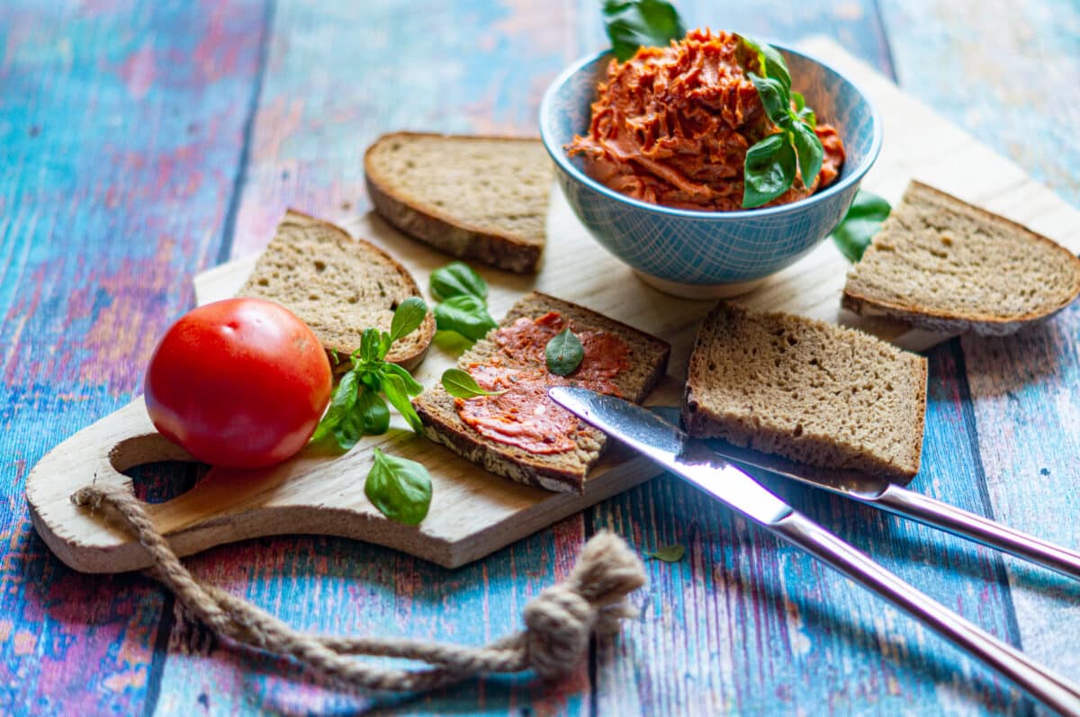 Mantequilla de tomate con Thermomix® sobre pan fresco